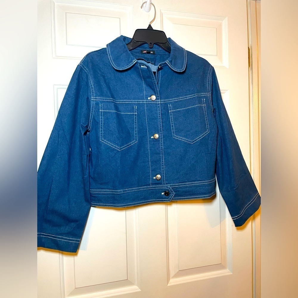 Woman’s Denim Jacket Medium NWT White Contrast Light Cropped Preppy Modern